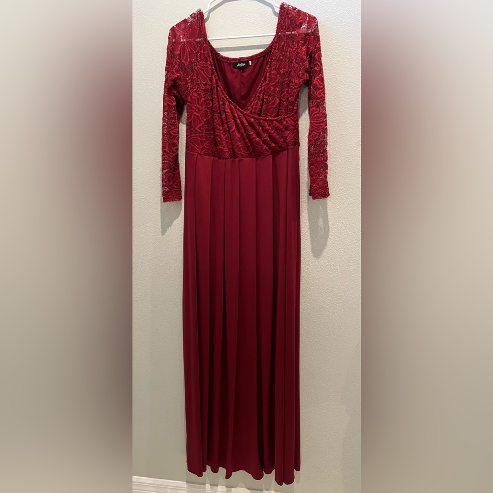 Flattering maternity dress!